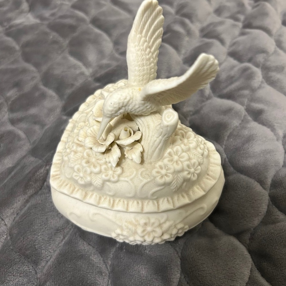 White Heart-Shaped Trinket Box with Hummingbird Design